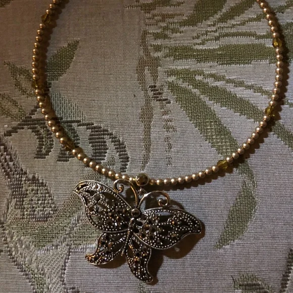 Monet shop butterfly necklace